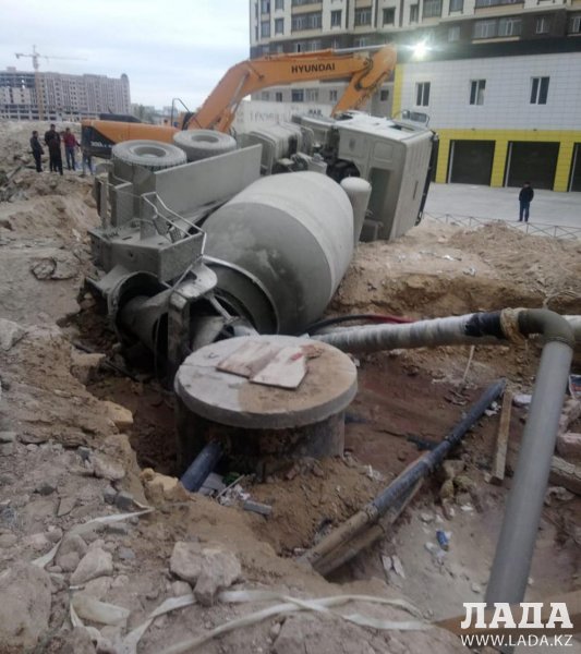 В Актау бетономешалка провалилась в яму