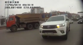 Наезд на регулировщика в центре Павлодара попал на видео