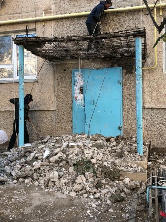 Козырёк обрушился в жилом доме 12 микрорайона в Актау