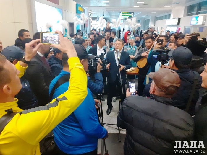 Болельщики встретили ФК «Каспий» в аэропорту