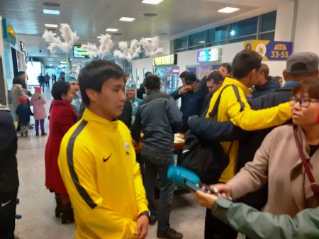 Болельщики встретили ФК «Каспий» в аэропорту