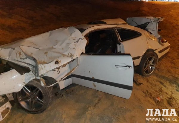Машина перевернулась: Пять человек пострадали в аварии по дороге в аэропорт Актау