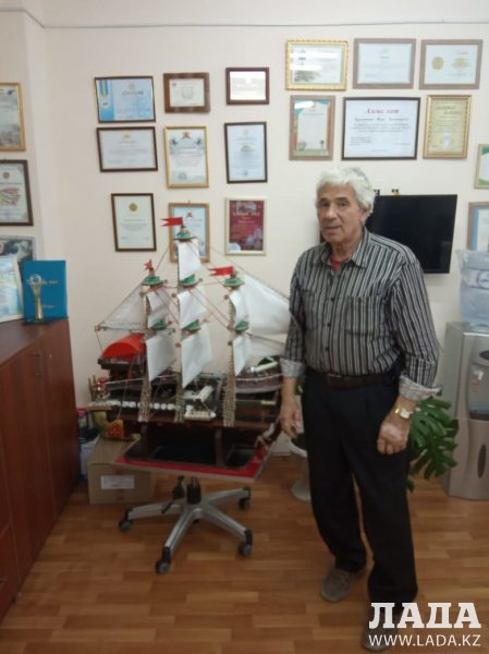 Умелец из Актау сделал подарок Детской деревне