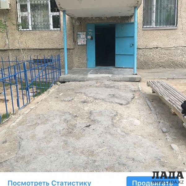 Устали ждать: Жители Актау своими силами благоустроили подъездную дорожку