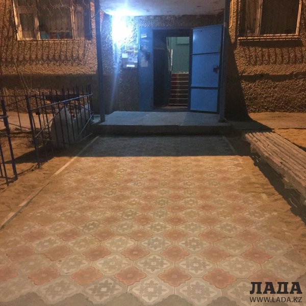Устали ждать: Жители Актау своими силами благоустроили подъездную дорожку