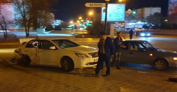 Пьяный за рулём «пролетел» на «красный» и протаранил иномарку в Актау