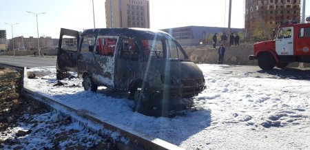 В Актау полностью сгорел автомобиль