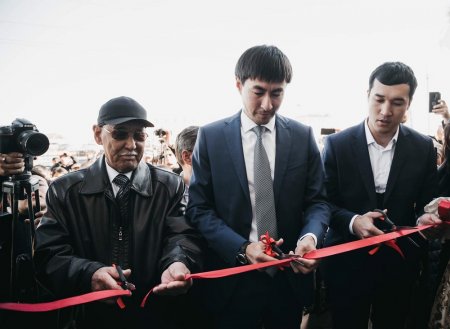 Адильбек Ниязымбетов вручил автомобиль Lexus LX570 меценату из Жанаозена