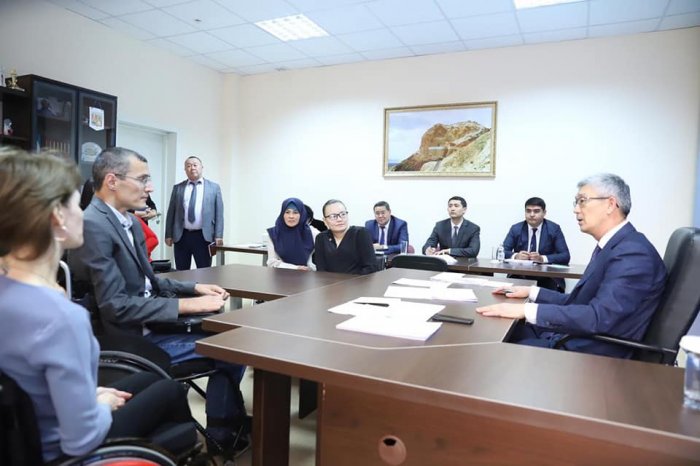 Инвалиды-колясочники Мангистау пожаловались главе региона на нерешаемые годами проблемы