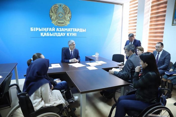 Инвалиды-колясочники Мангистау пожаловались главе региона на нерешаемые годами проблемы