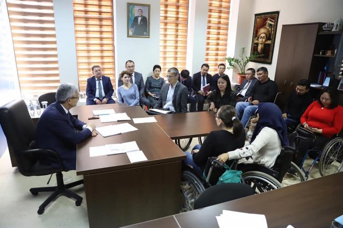 Инвалиды-колясочники Мангистау пожаловались главе региона на нерешаемые годами проблемы