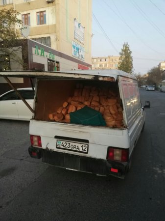 Вот так в Актау развозят хлеб