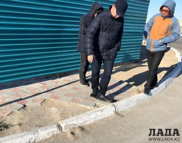 Аким Актау поручил разобраться с нестандартными бордюрами
