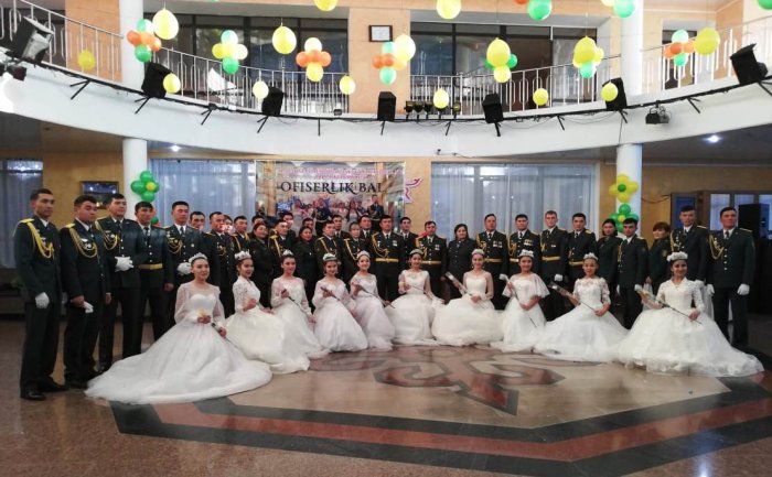 В Жанаозене офицер Нацгвардии сделал предложение девушке во время офицерского бала