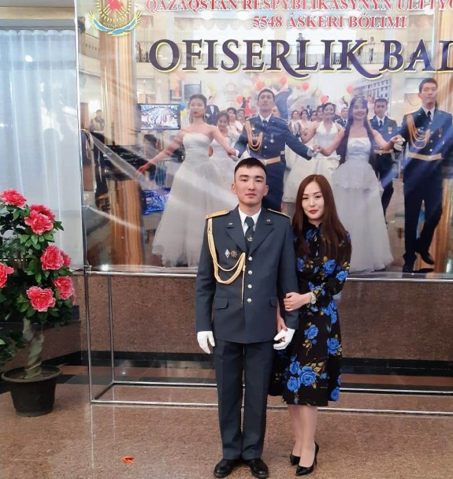 В Жанаозене офицер Нацгвардии сделал предложение девушке во время офицерского бала