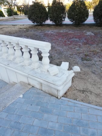 Вандалы разгромили архитектурные  сооружения в сквере Победы в Актау