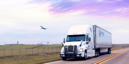 Жительница Актау уехала в США и стала дальнобойщицей