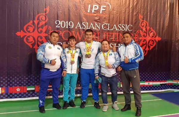 Девушка-пауэрлифтер из Актау взяла «золото» чемпионата Азии