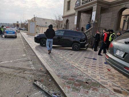 Три автомобиля столкнулись в Актау