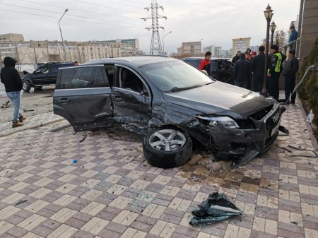 Три автомобиля столкнулись в Актау