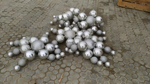 В Актау начали устанавливать новогодние ёлки