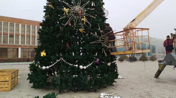 В Актау начали устанавливать новогодние ёлки