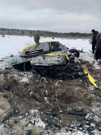Двое москвичей ради забавы сбросили в Карелии "Гелендваген" с вертолета