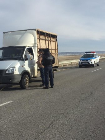 Полицейские Мангистау помогли застрявшему на трассе водителю