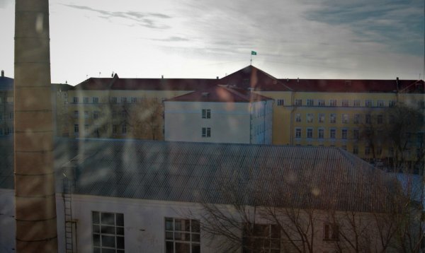 Студент из Актау разбился насмерть при падении из окна общежития в Уральске