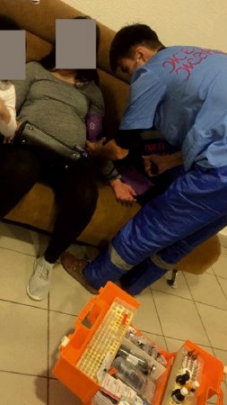 Беременная женщина сломала руку на винтовой лестнице в торгово-развлекательном комплексе «Актау»