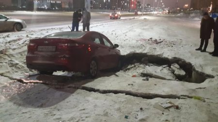 Автомобиль провалился под землю в столице