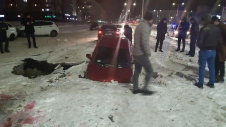 Автомобиль провалился под землю в столице