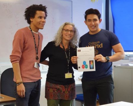 Преподаватель из Актау признан лучшим учителем по химии на международном конкурсе в Лондоне