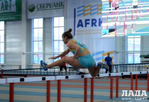 Легкоатлетка из Актау вернулась из декрета и выиграла «золото» на чемпионате страны