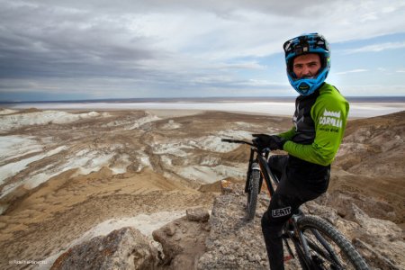 Видео экстремального катания на байке по склонам Устюрта появилось в Сети
