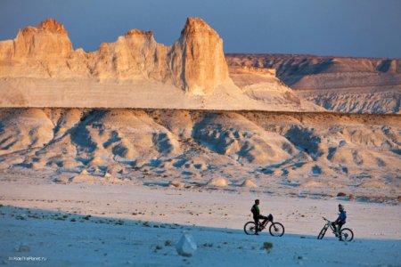 Видео экстремального катания на байке по склонам Устюрта появилось в Сети