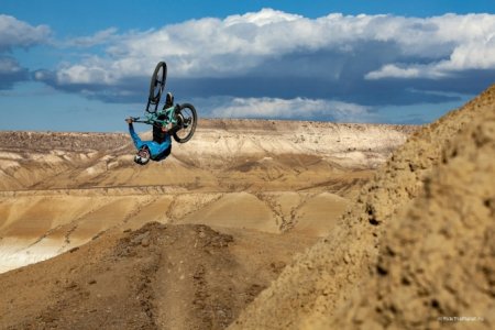 Видео экстремального катания на байке по склонам Устюрта появилось в Сети