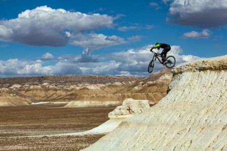 Видео экстремального катания на байке по склонам Устюрта появилось в Сети