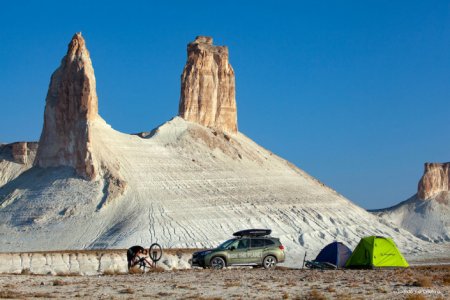 Видео экстремального катания на байке по склонам Устюрта появилось в Сети
