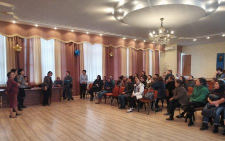 Вода в лицо и укушенный учитель в Актау: Родители собрались поддержать преподавателей