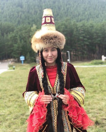 Жительница Жанаозена удивила пользователей Сети длиной своих волос