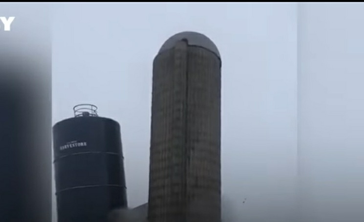 Башня падает на уаз