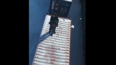 Появилось видео, как пьяный мужчина прыгнул с моста на крышу поезда 