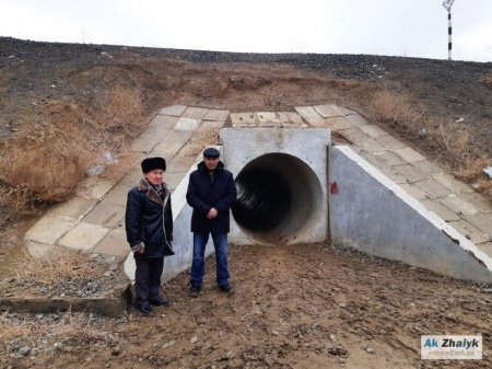 Жители казахстанского села, чтобы куда-то попасть, проходят через подземную трубу