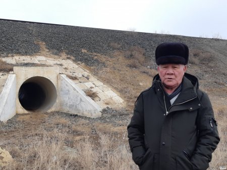 Жители казахстанского села, чтобы куда-то попасть, проходят через подземную трубу
