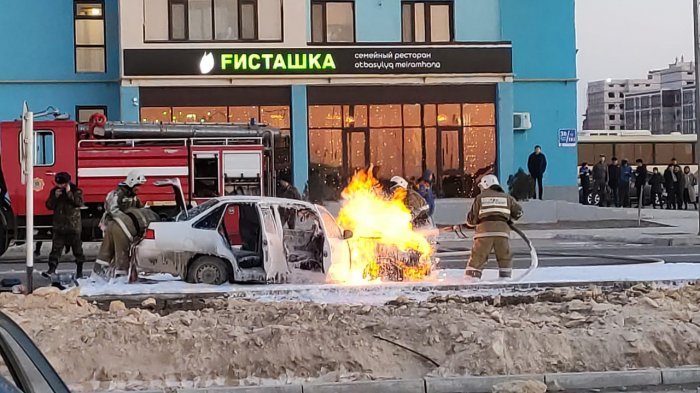 В 30 микрорайоне Актау сгорел автомобиль