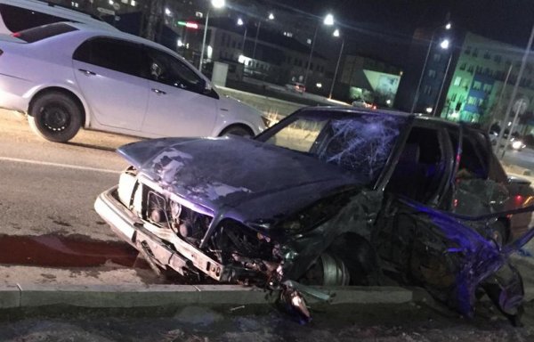 Водитель раскурочил свой Mercedes в ДТП в Актау