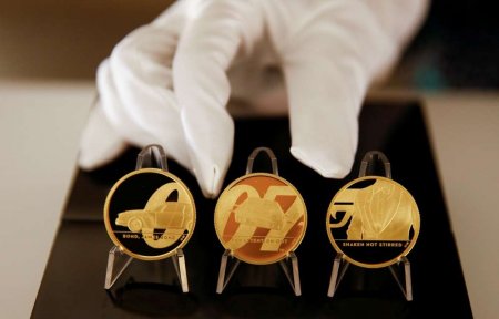 В Великобритании выпустили 7-килограммовую монету, посвящённую Джеймсу Бонду