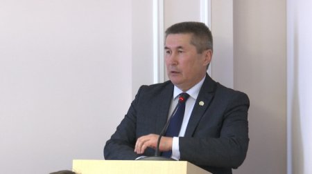 Чиновника в ЗКО наказали за то, что он забрал жену с работы