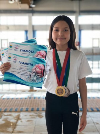 Спортсменка из Актау завоевала четыре медали на республиканских соревнованиях по плаванию
